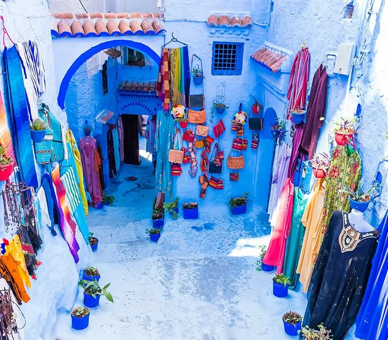 فروش صنایع دستی در شفشاون مراکش، منبع عکس: onthegotours.com، عکاس: نامشخص