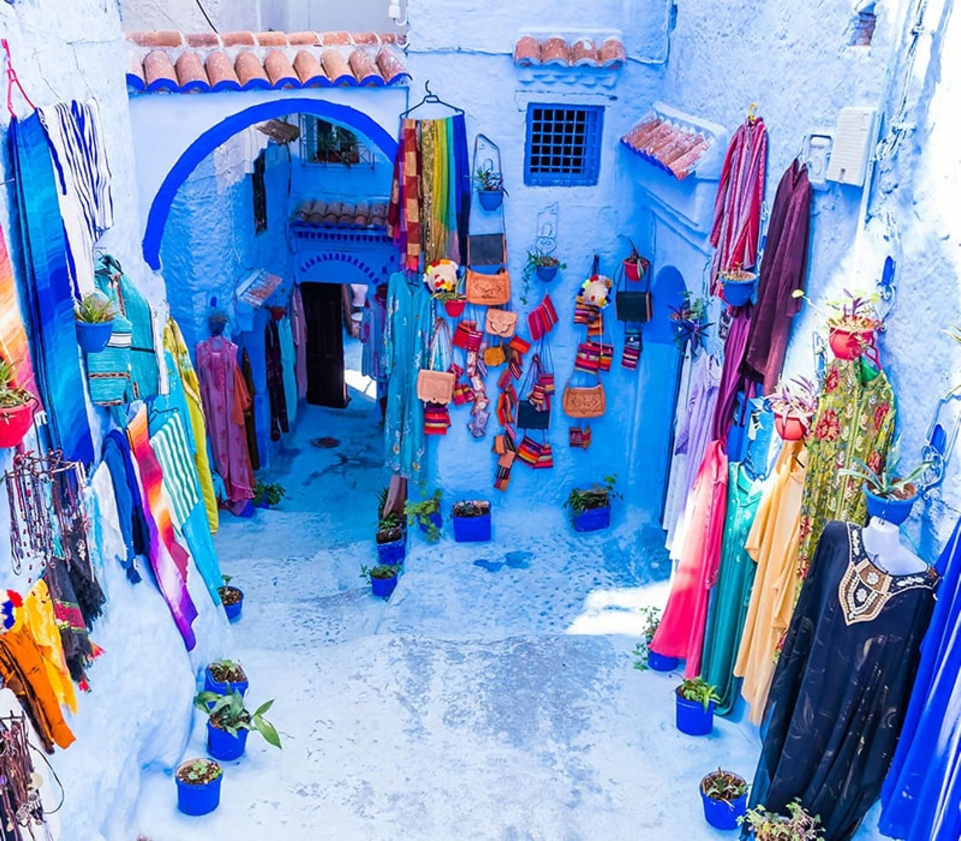 فروش صنایع دستی در شفشاون مراکش، منبع عکس: onthegotours.com، عکاس: نامشخص