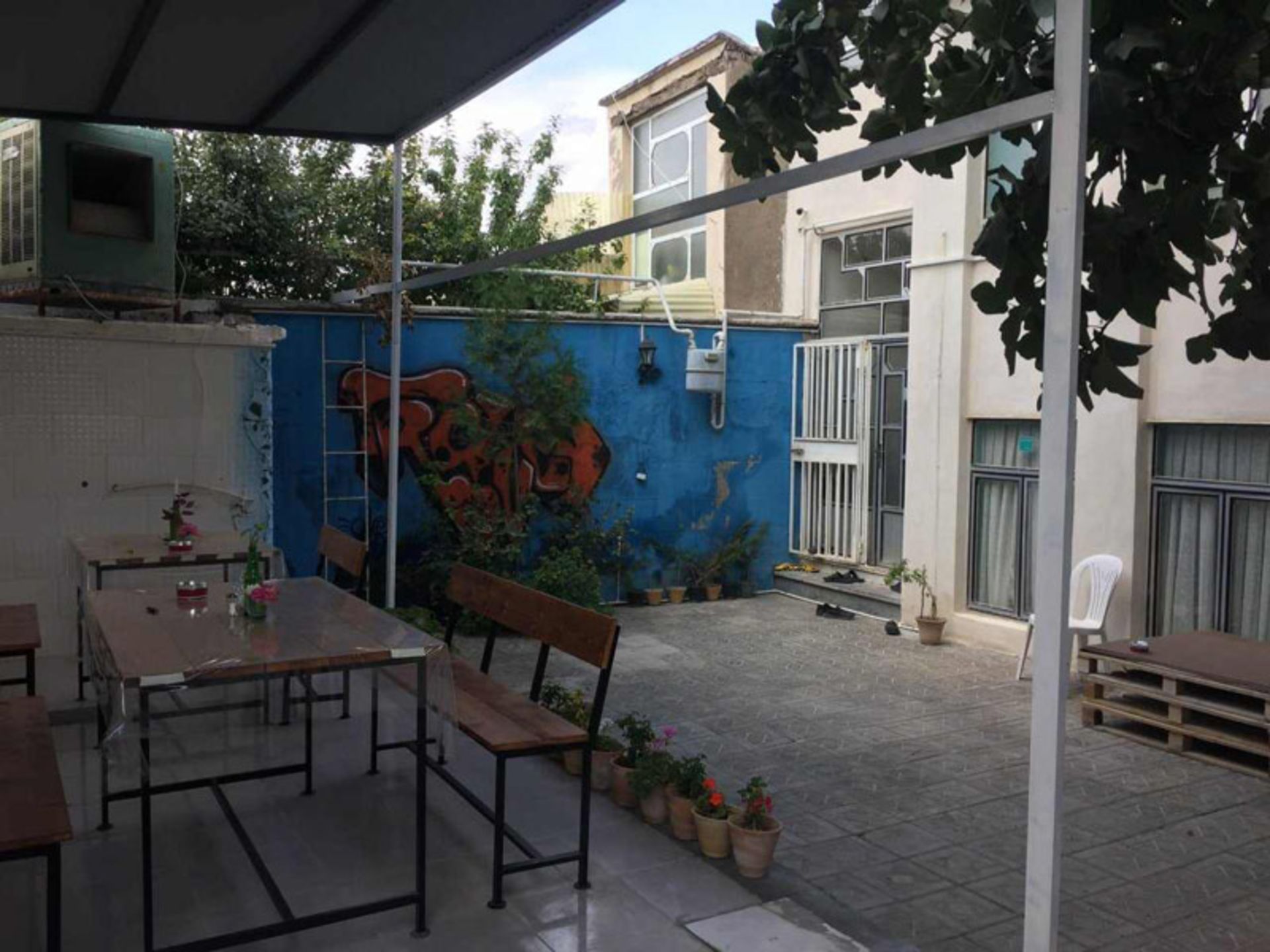 حیاط هاستل بلوط؛ منبع عکس: جاباما، عکاس: نامشخص
