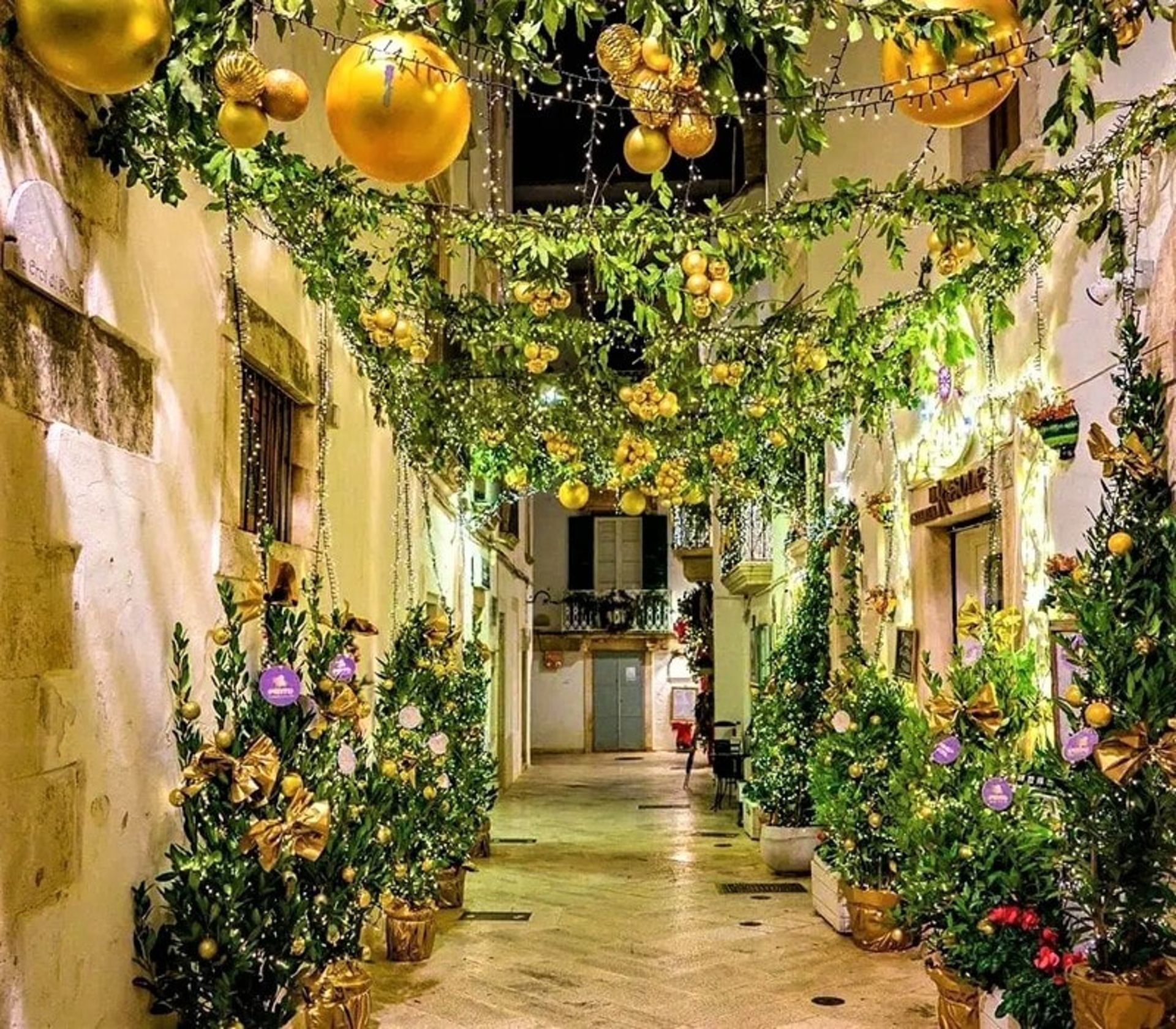 تزیینات شب سال نو در لوکوروتوندو، منبع عکس: اینستاگرام myriam.deluca@، عکاس: ناشناس