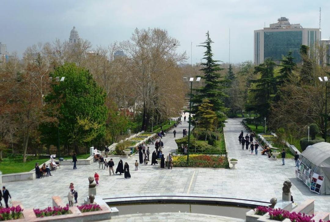 حضور گردشگران در محوطه پارک ملت