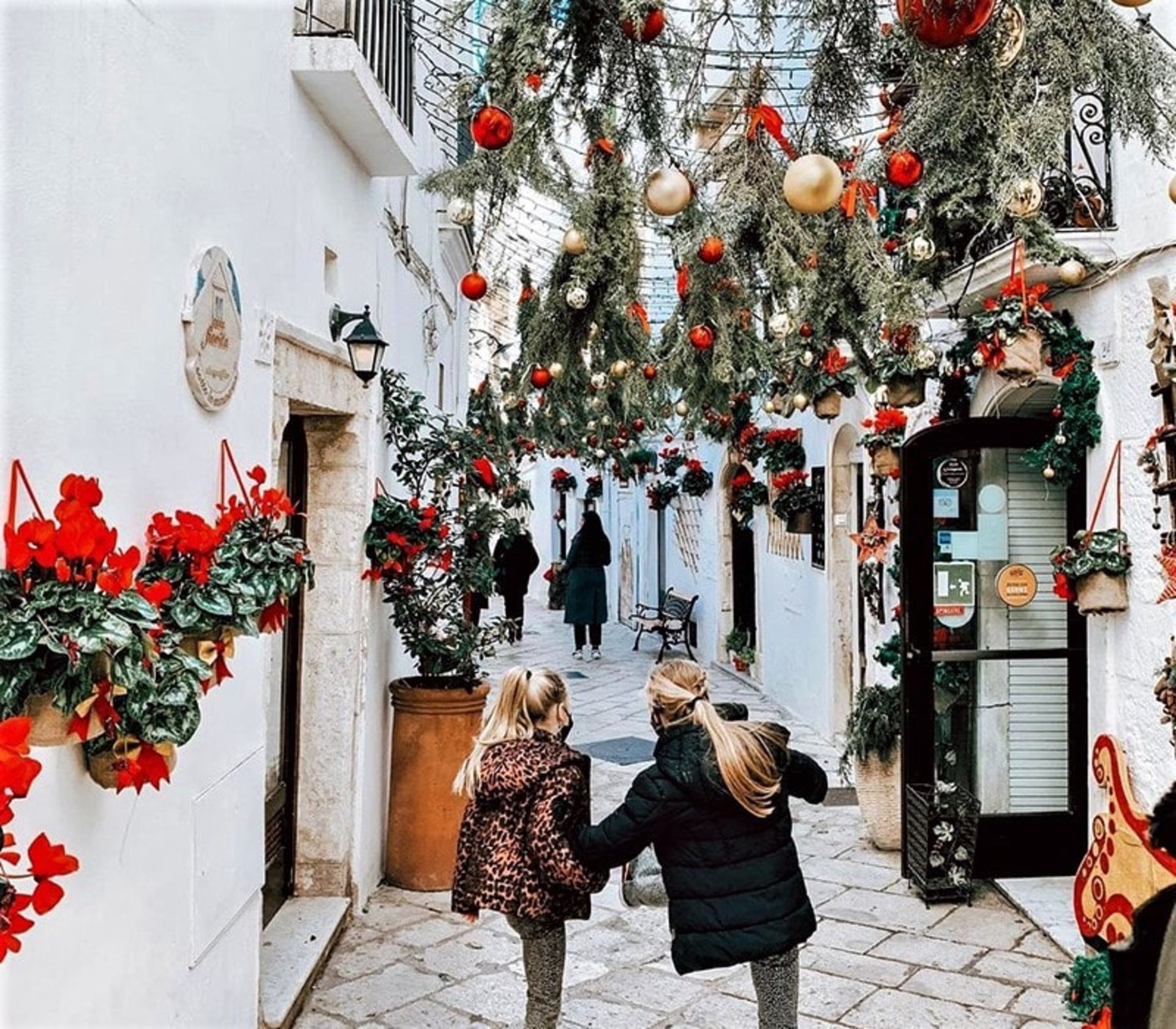 بازی کودکان در کوچه‌ای در لوکوروتوندو، منبع عکس: اینستاگرام lifestyle_of_kim@، عکاس: ناشناس