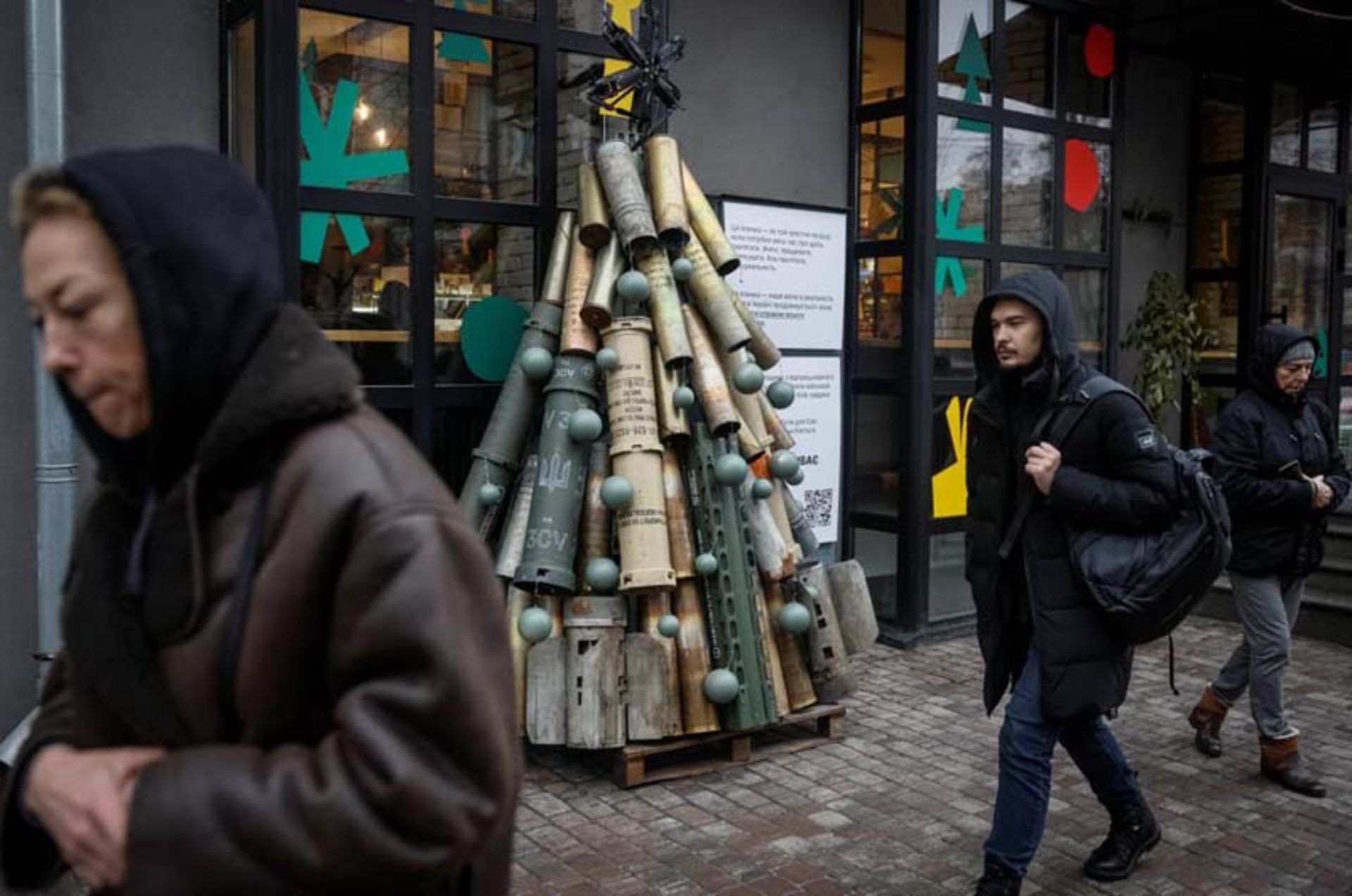 درخت کریسمس ساخته شده از گلوله های توپخانه و قطعات موشک در کیف اوکراین؛ منبع: Reuters، عکاس: Gleb Garanich 