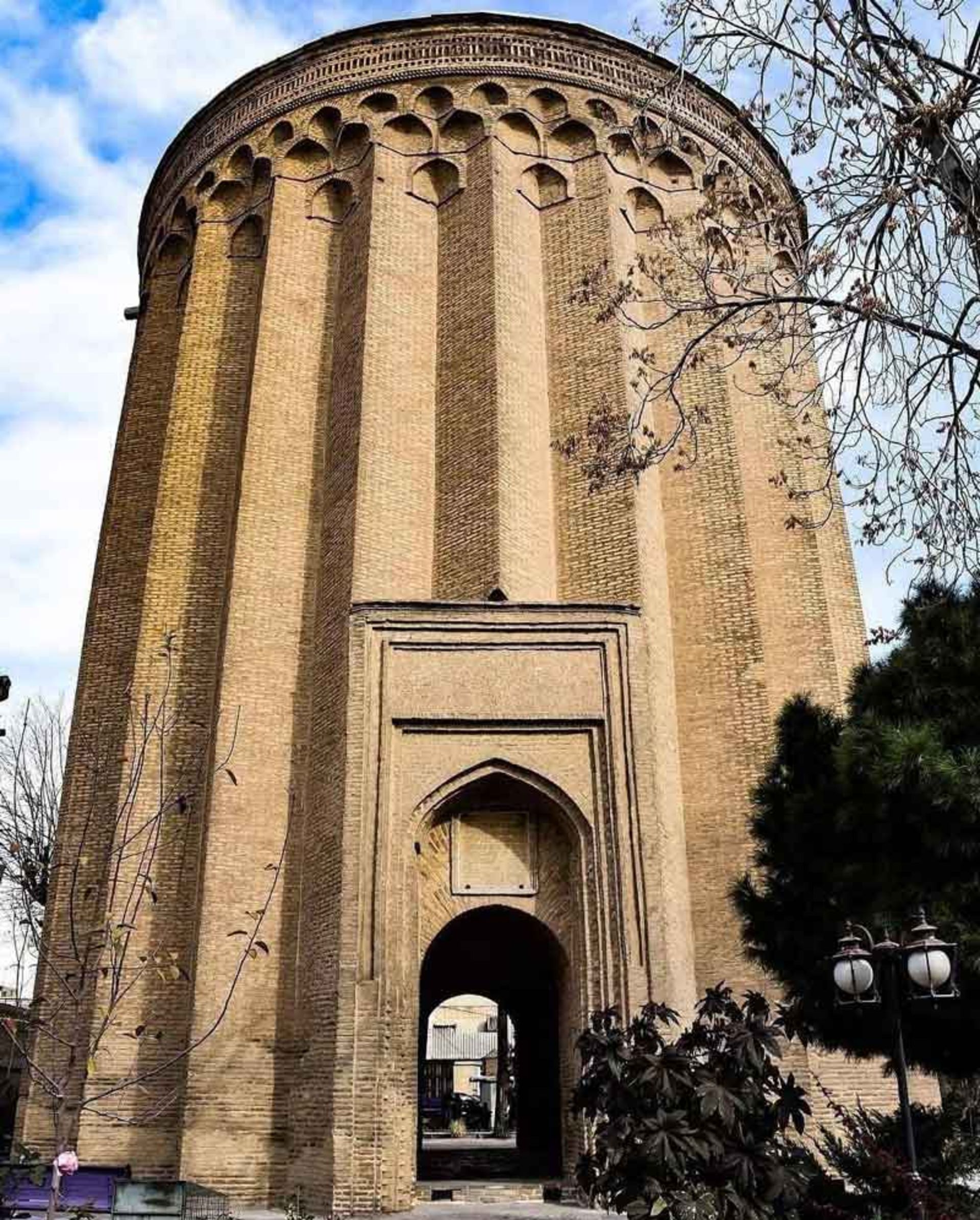 برج تاریخی طغرل در شهر ری