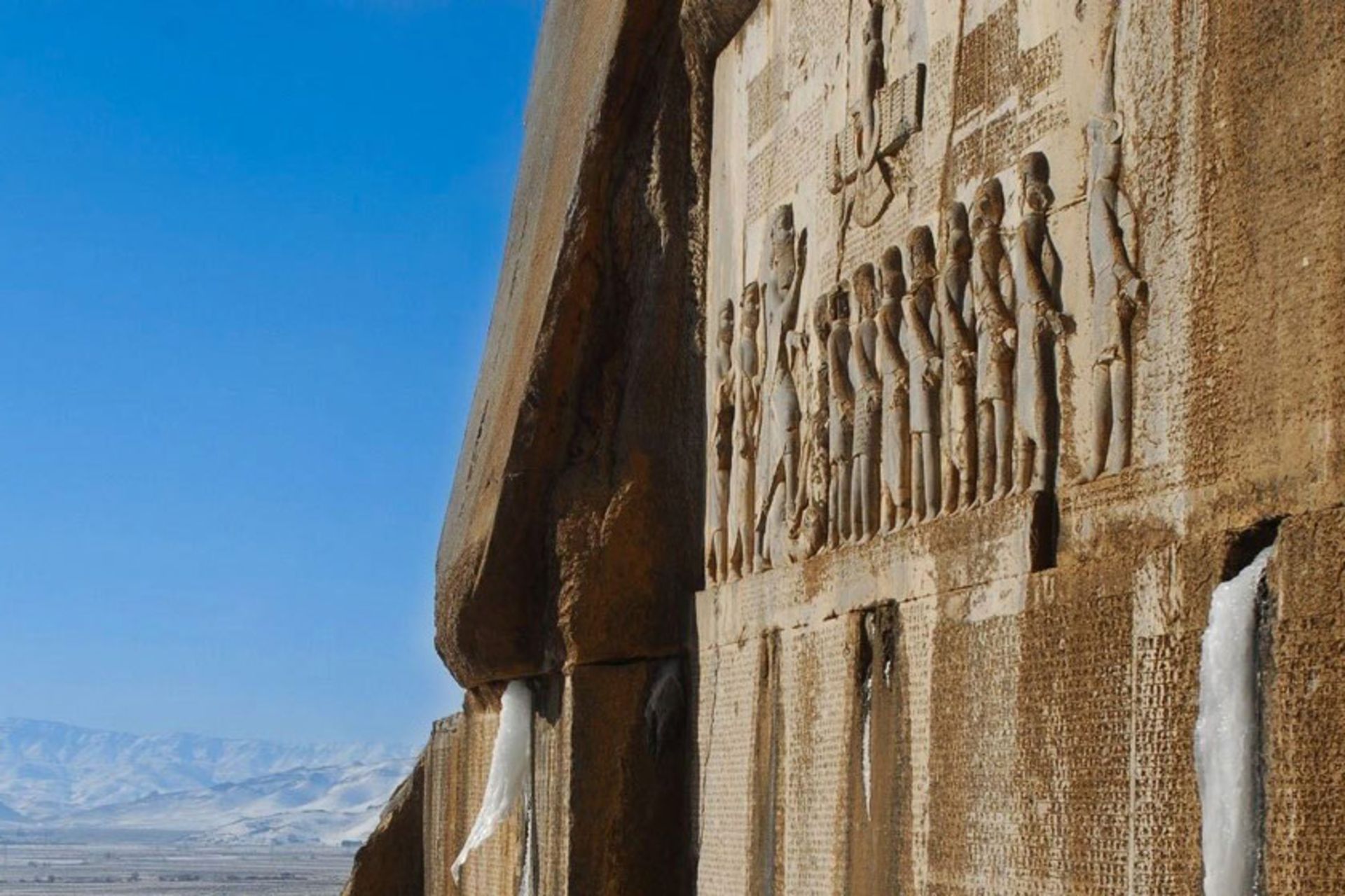 بیستون؛ منبع عکس: سفرزون، عکاس: نامشخص