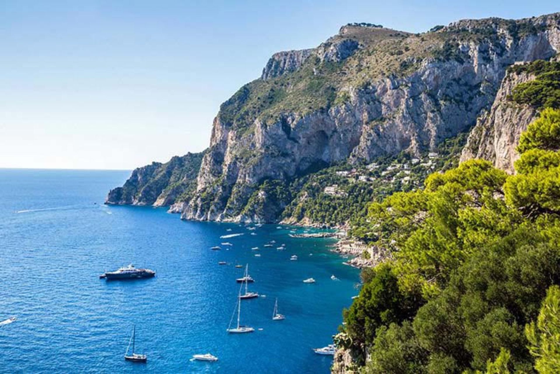 دورنمایی از جزیره کاپری (Capri) در ایتالیا