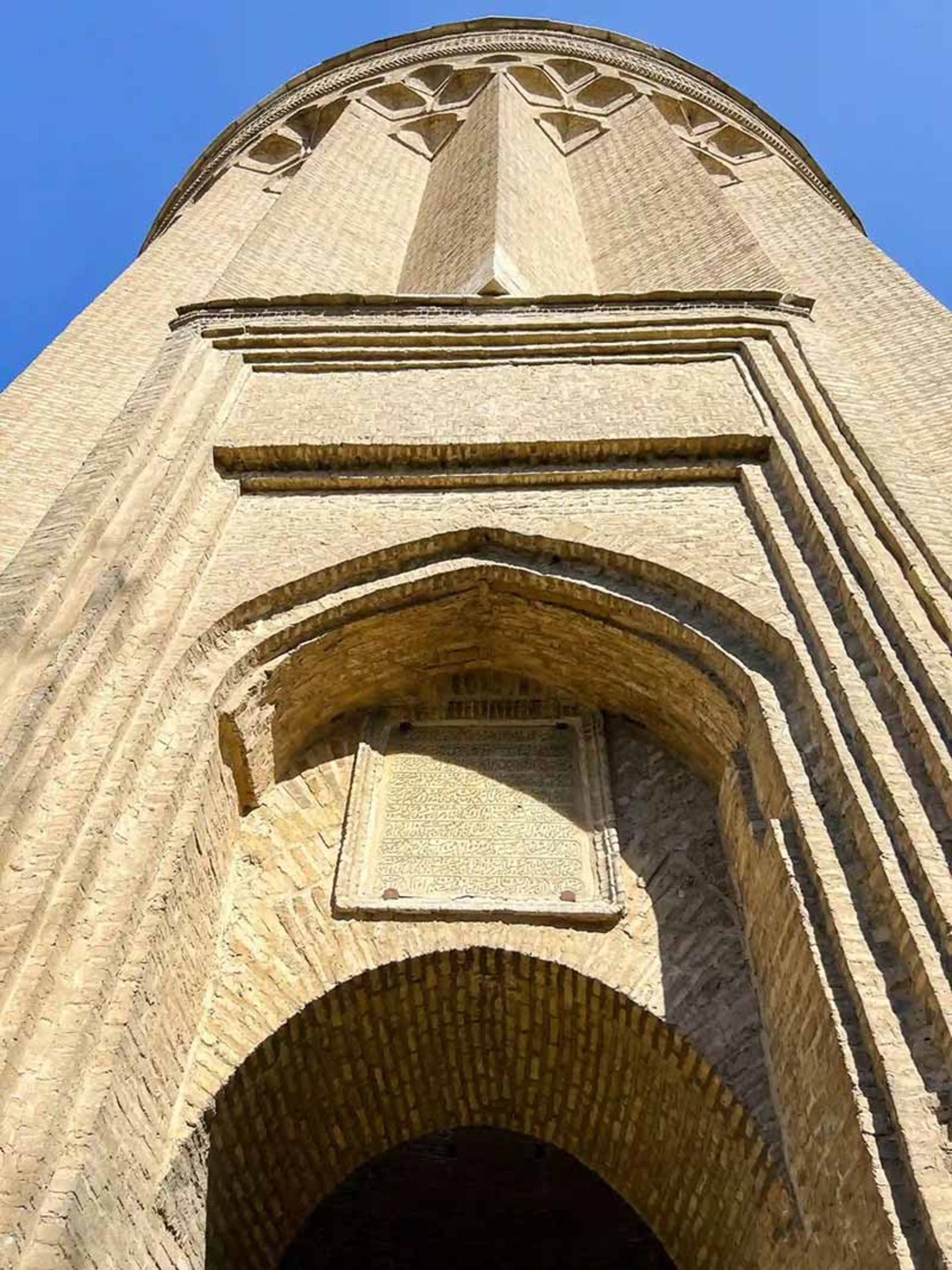 نمایی از برج طغرل از پایین