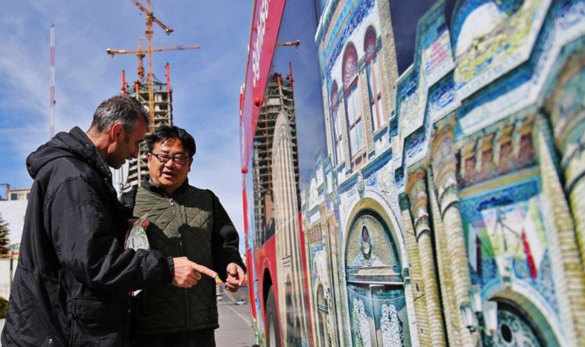 گردشگران خارجی کنار اتوبوس گردشگری؛ منبع عکس: mizanonline.ir؛ عکاس: حسن شیروانی