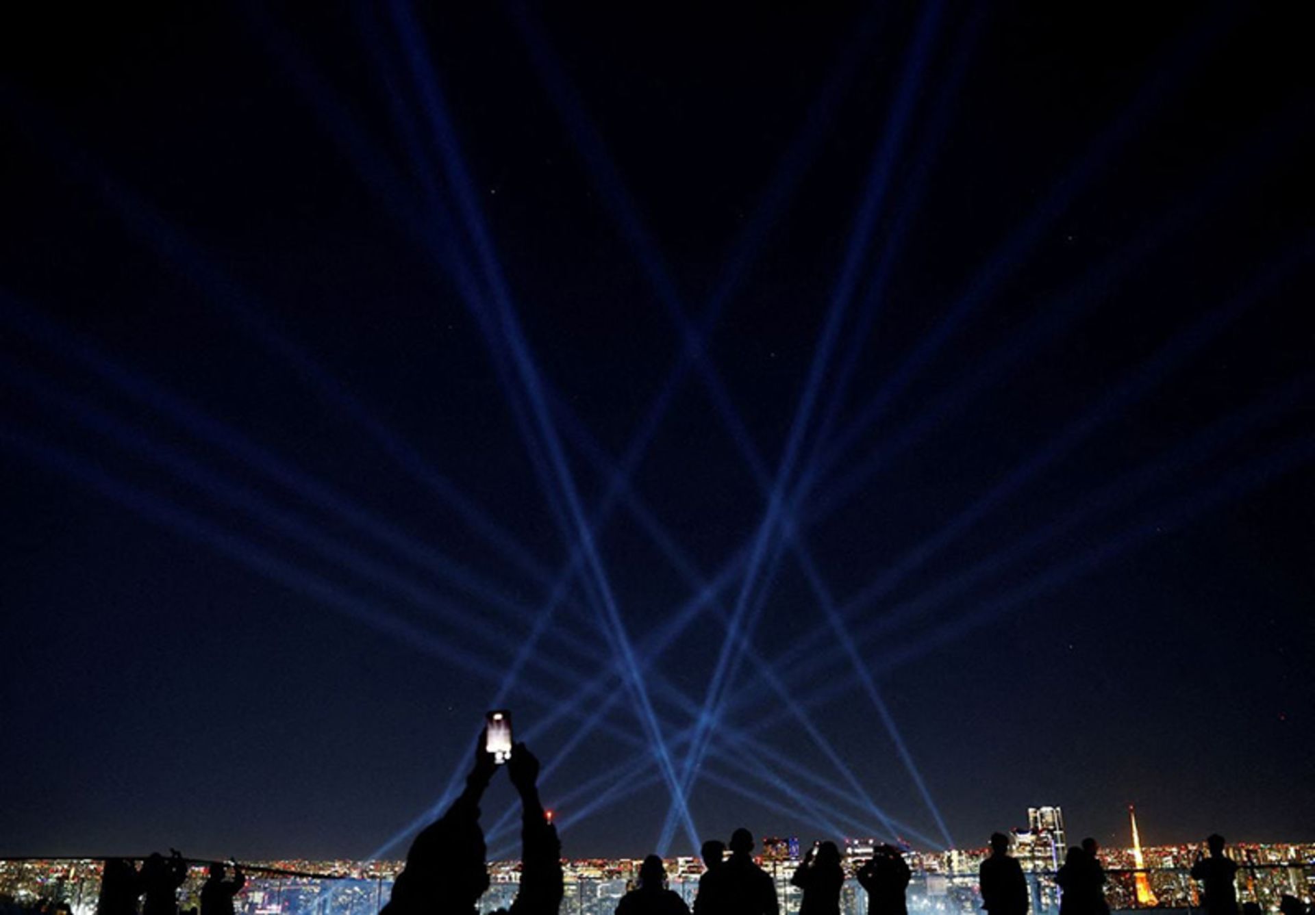 بازدید از نمایش نوری «درخت نور درخشان» (Sparkling Light Tree) برای جشن کریسمس در توکیو زاپن؛ منبع عکس: Reuters؛ عکاس: Kim Kyung-Hoon