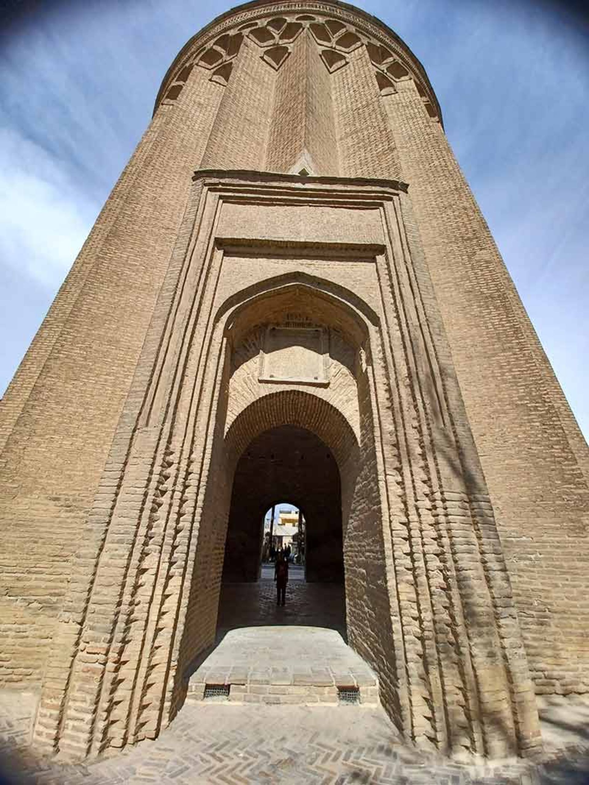 تصویری از برج طغرل شهر ری