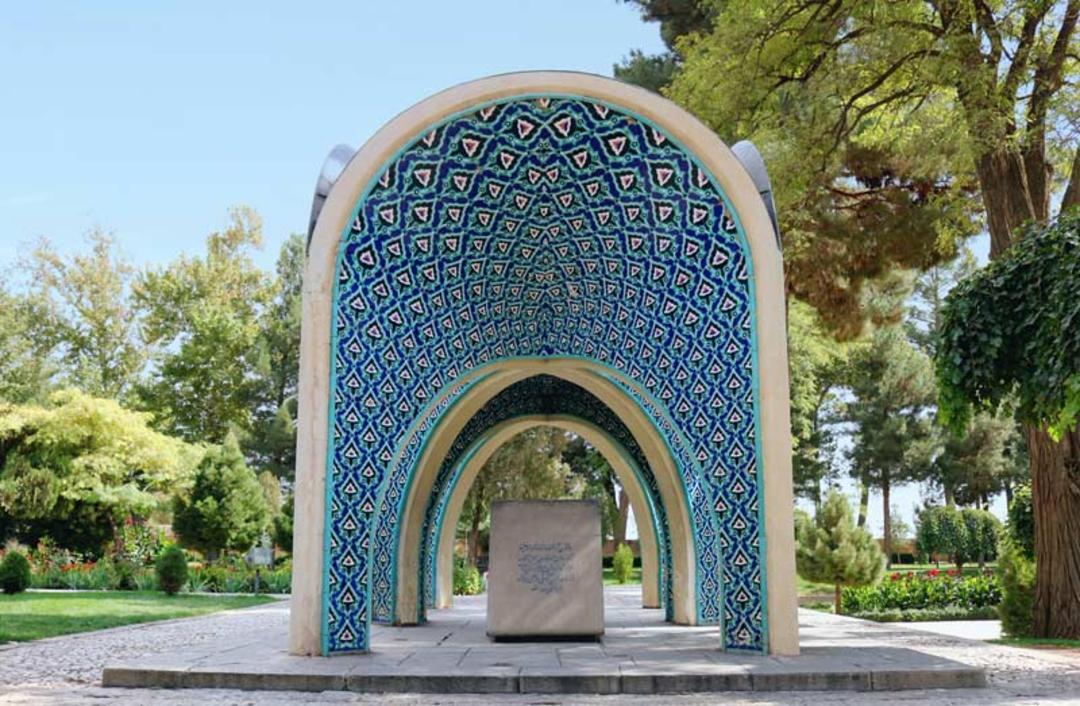 آرامگاه کمال الملک در نزدیکی آرامگاه عطار؛ منبع عکس: گوگل مپ؛ عکاس: هانیه بهاری