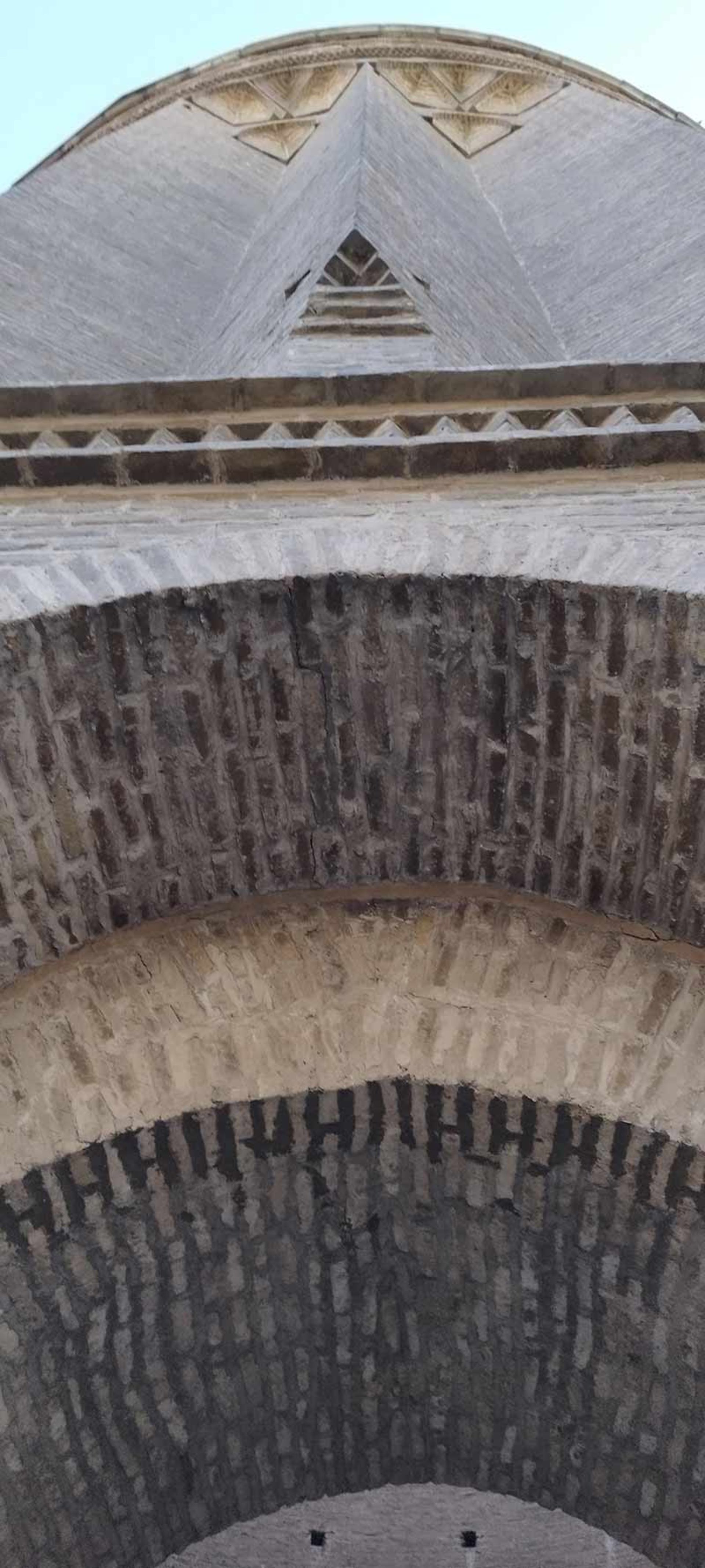 بخشی از صورت شیر بر دیواره برج