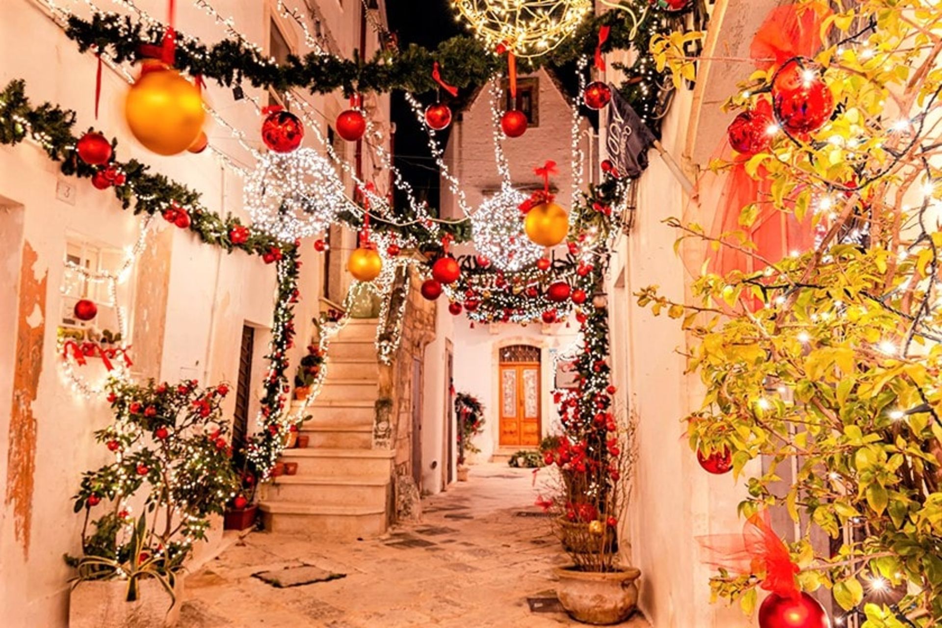 تزیینات کریسمس در لوکوروتوندو، منبع عکس: imaginapulia.com، عکاس: ناشناس