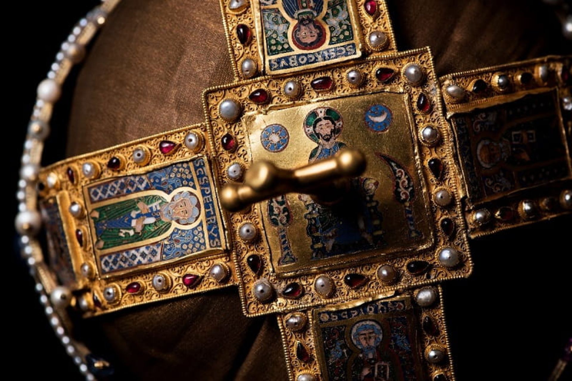 تاج مقدس مجارستان، منبع: parlament.hu