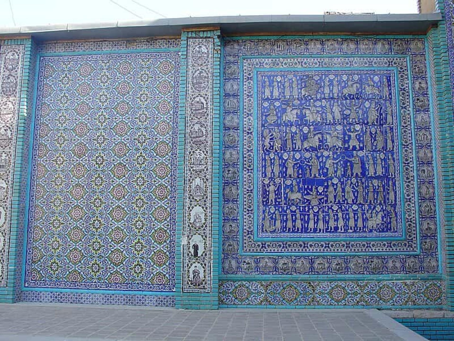 کاشی‌های حیاط پشتی تکیه معاون الملک؛ منبع عکس: ویکی‌مدیا، عکاس: Ensie & Matthias