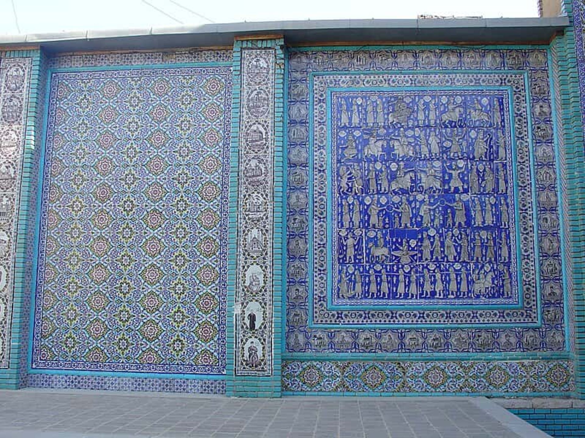 کاشی‌های حیاط پشتی تکیه معاون الملک؛ منبع عکس: ویکی‌مدیا، عکاس: Ensie & Matthias