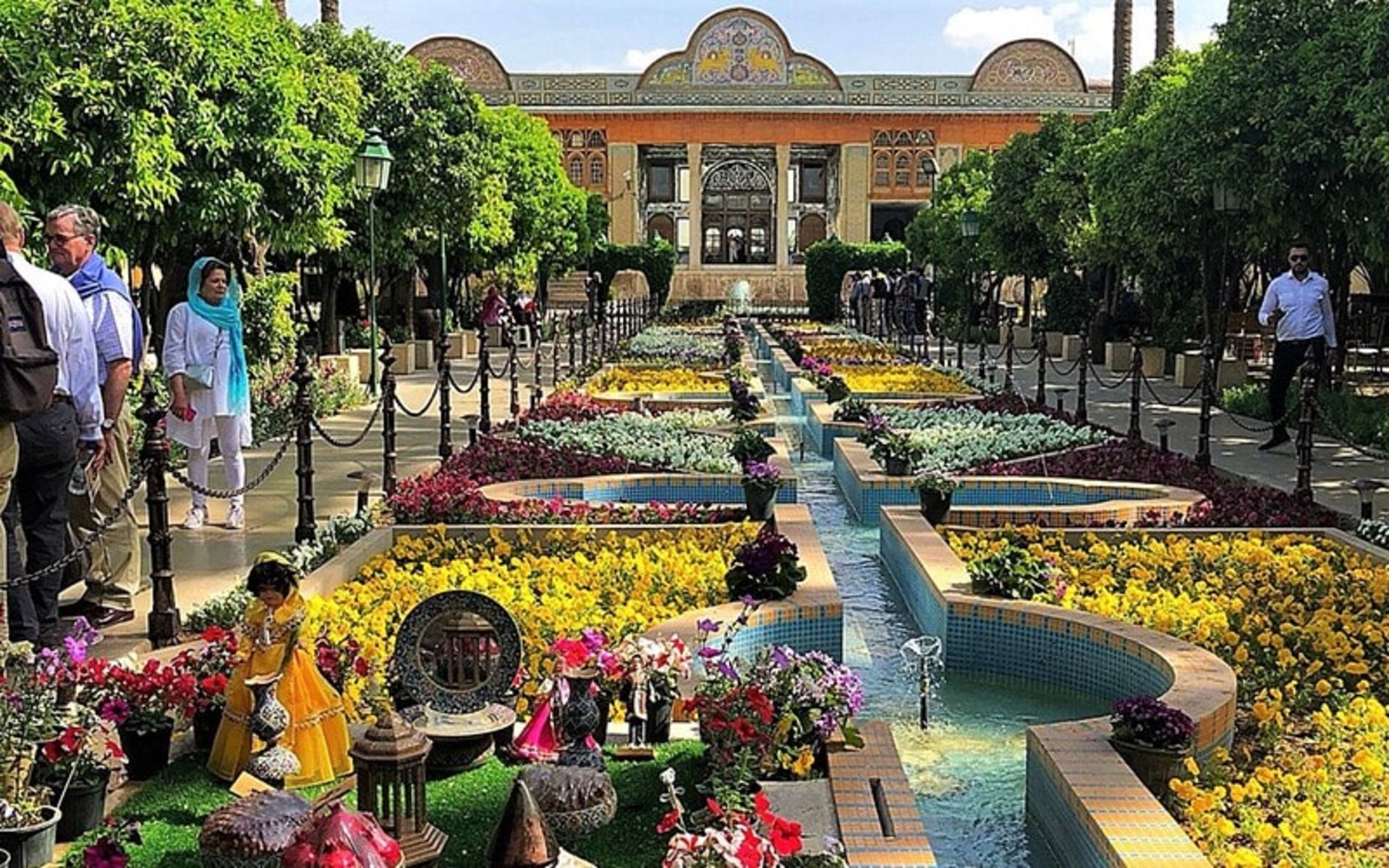 حیاط پر از گل باغ نارنجستان قوام، منبع عکس: tripadvisor.com، عکاس: sannia97