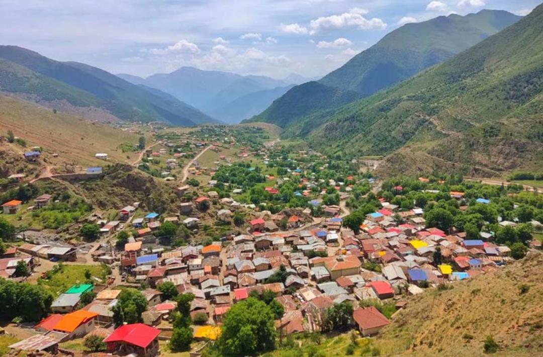 خانه های کوهستانی روستای دلیر جاده چالوس زیر کوهستان های مه گرفته از نمای بالا، منبع عکس: صفحه اینستاگرام dalir.village، عکاس نامشخص