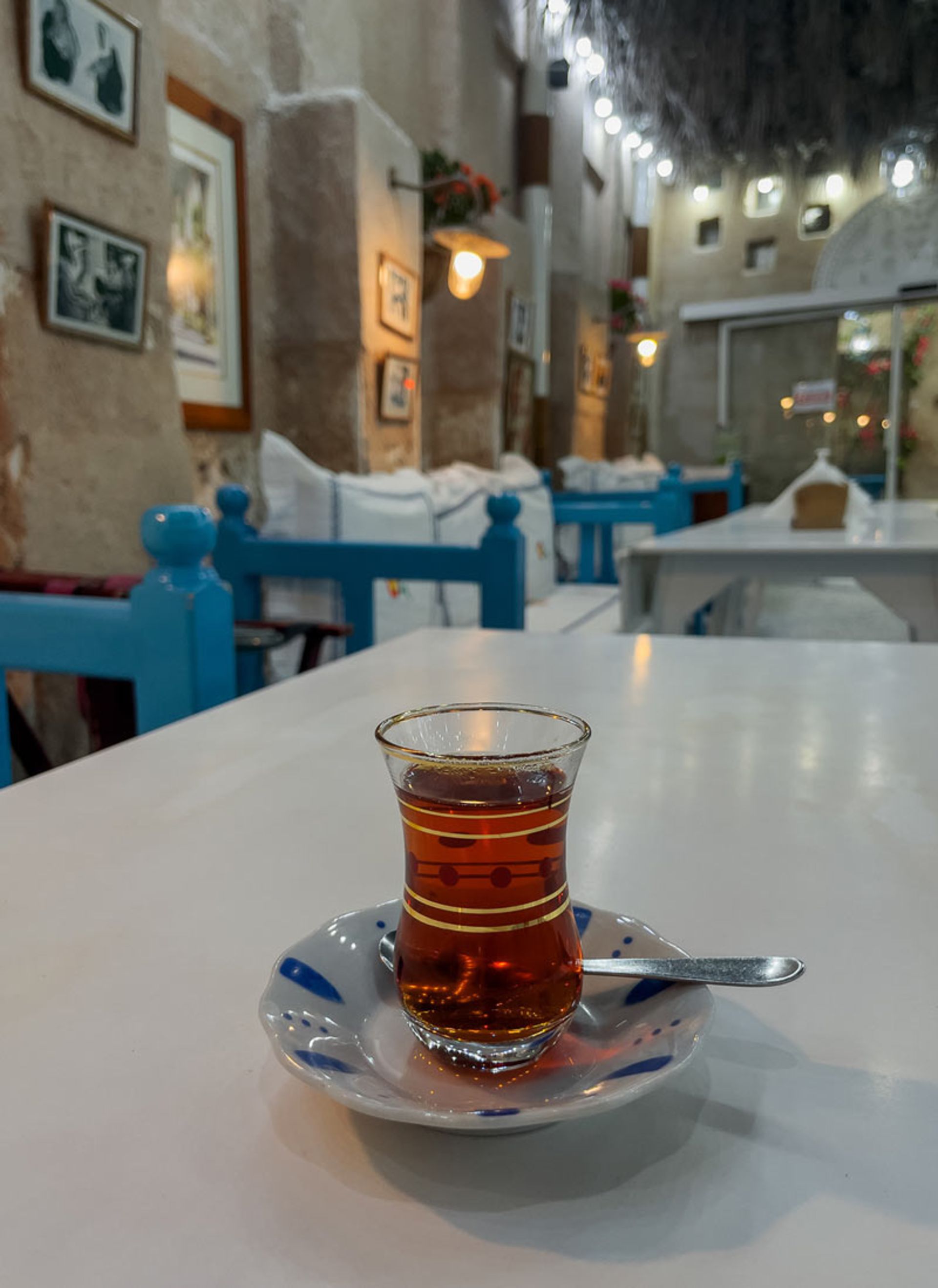 یک استکان چای در رستوران قدیمی دوبی