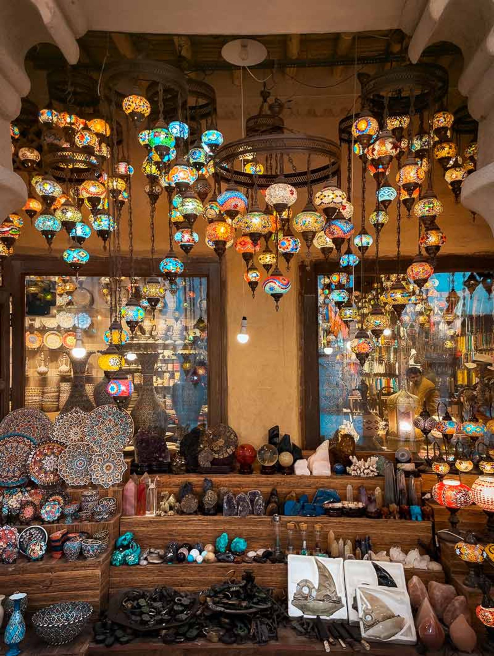 چراغ های رنگی یک لوستر فروشی عربی
