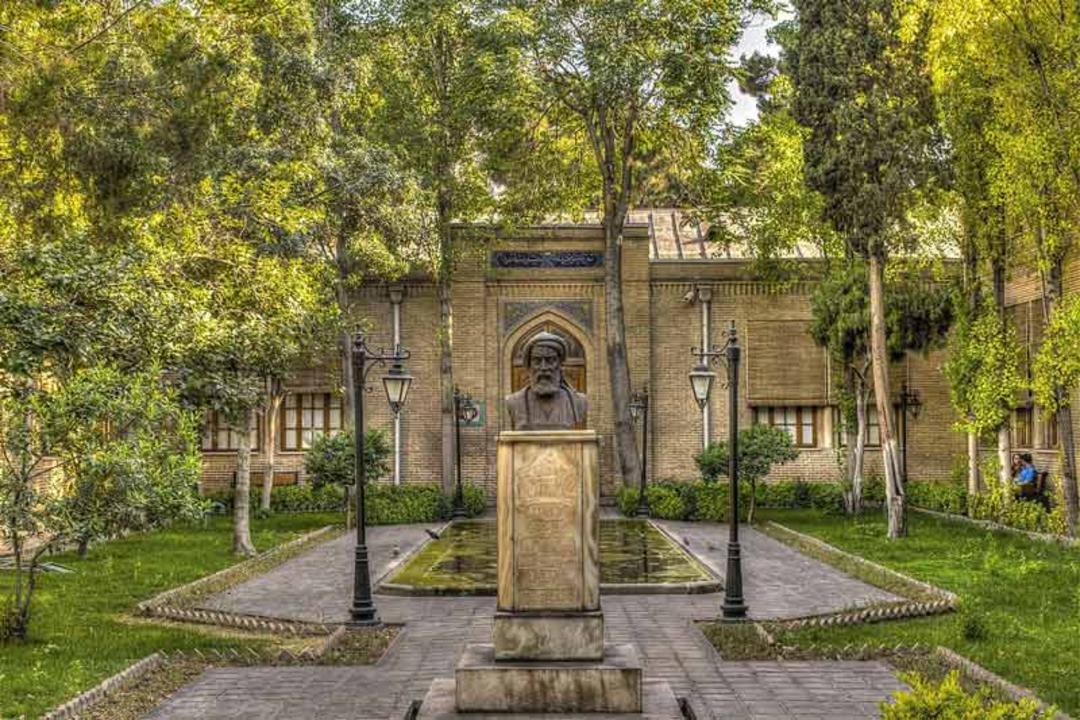 سردیس فردوسی در محوطه باغ نگارستان