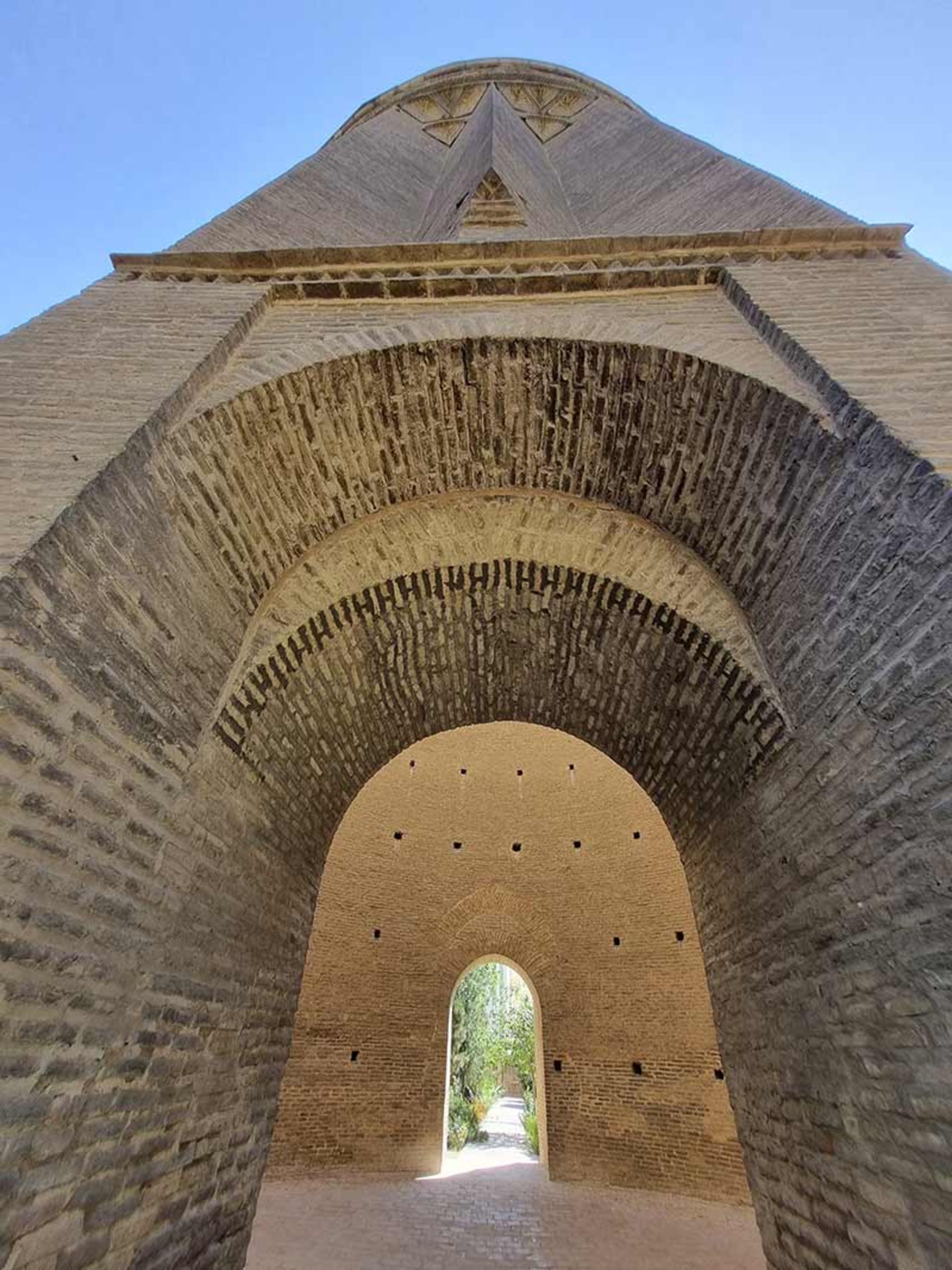 طاق هلالی شکل برج طغرل