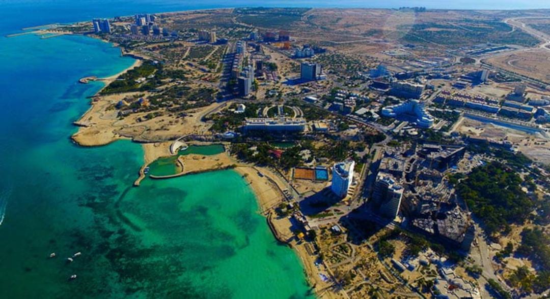 جزیره کیش در کرانه دریای آبی خلیج فارس از نمای بالا و دور، منبع عکسک سایت visit iran، عکاس نامشخص