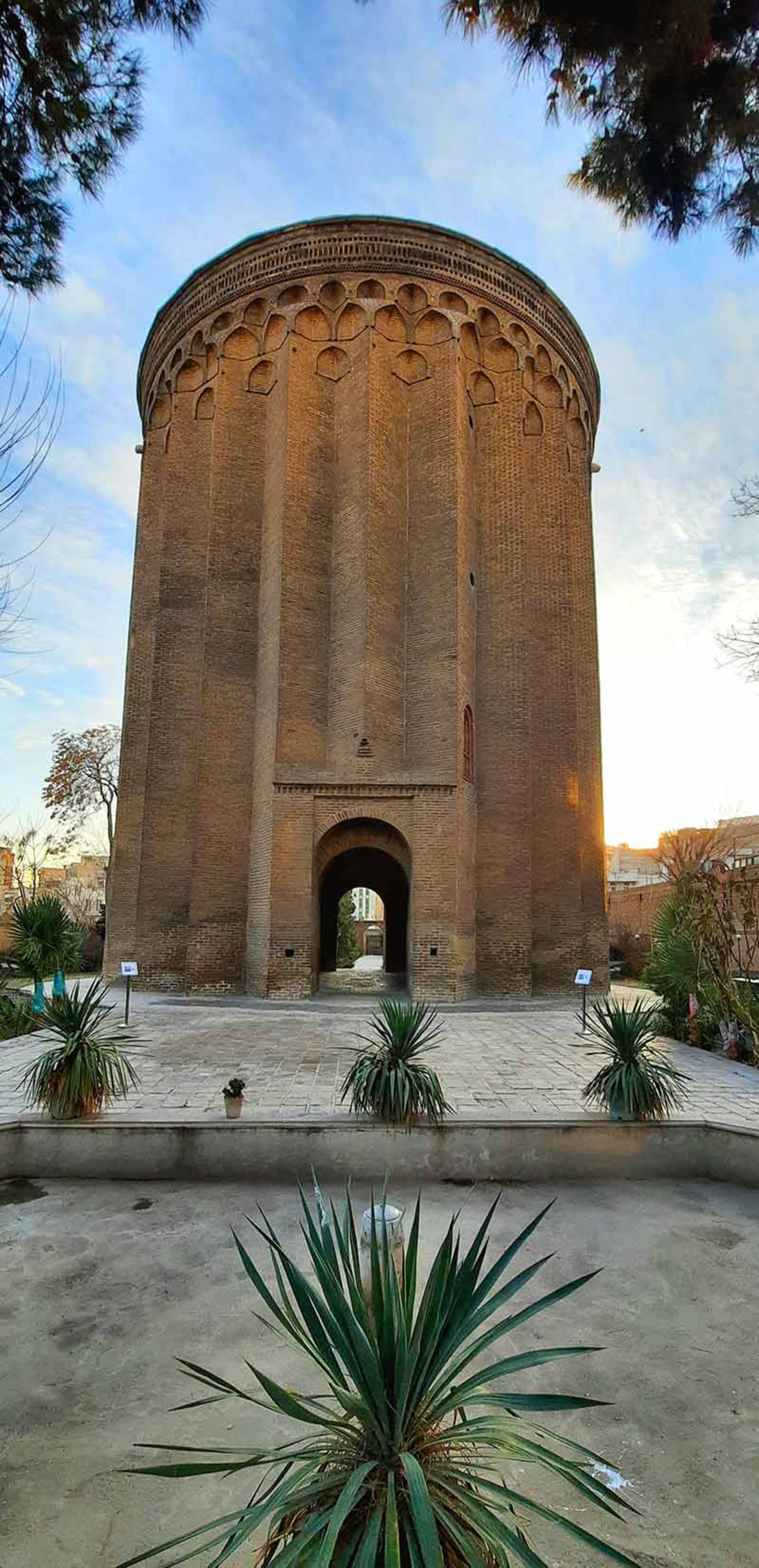 بلندای برج طغرل شهر ری