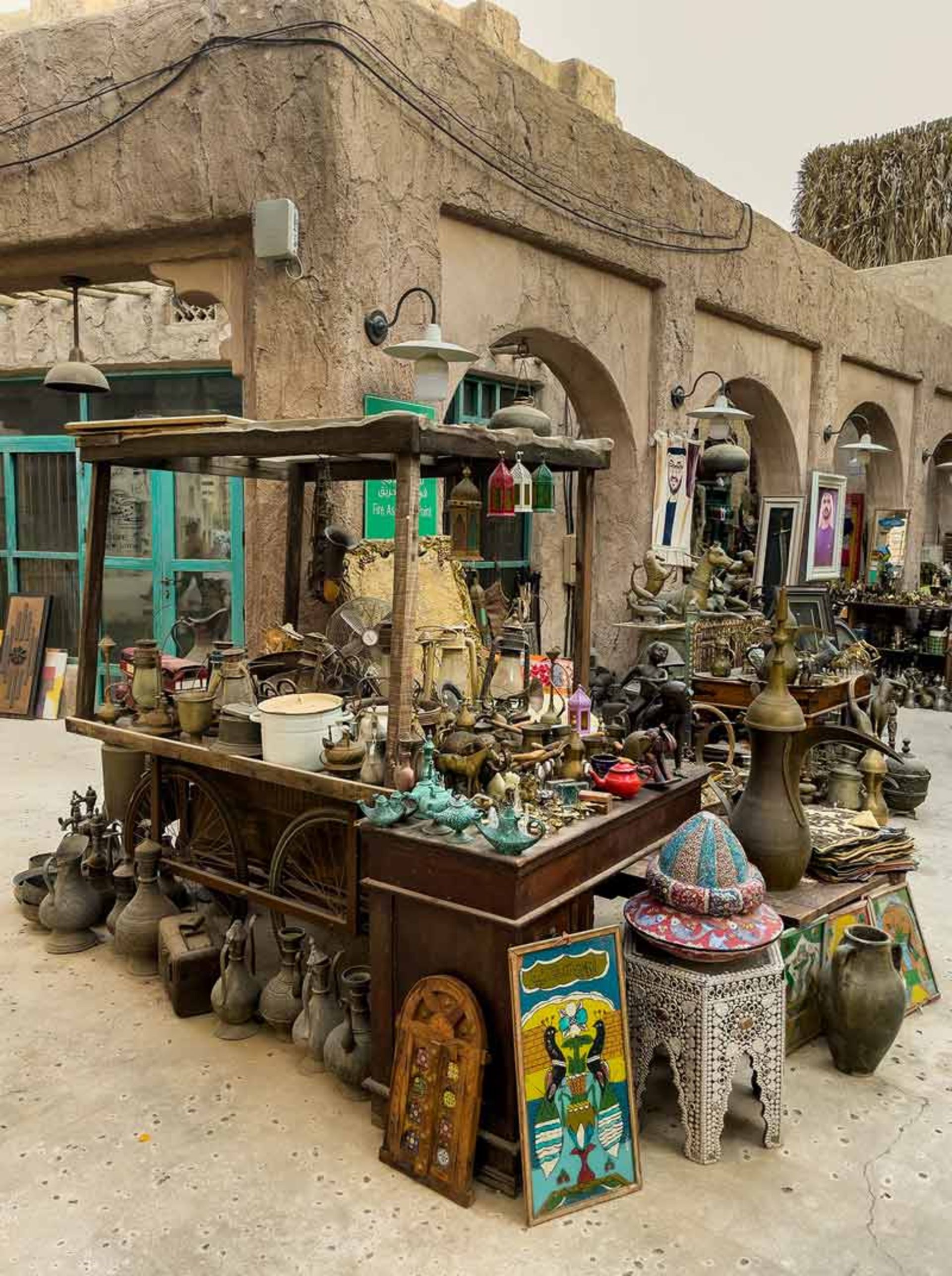 یک چرخ قدیمی در بازار دوبی