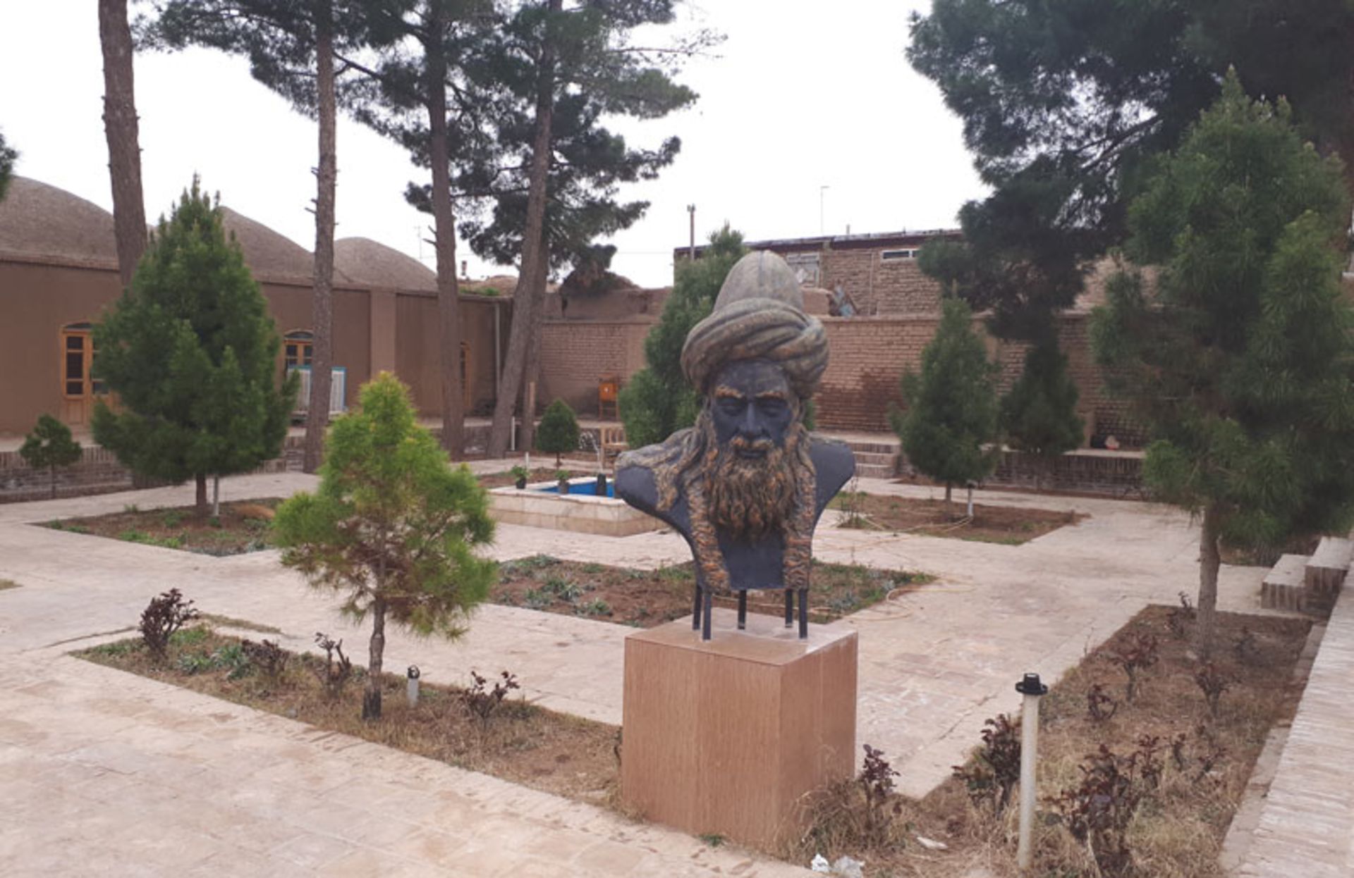 صحن آرامگاه ابوسعید ابوالخیر مهنه به همراه سردیس؛ منبع عکس: گوگل مپ؛ عکاس: فاطمه