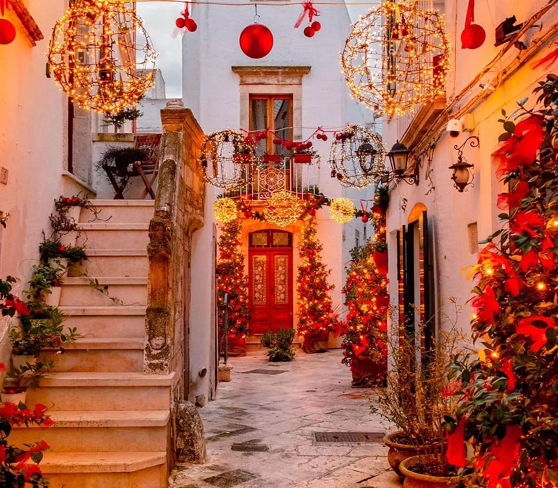 کوچه ای با تزیینات کریسمس در لوکوروتوندو، منبع عکس: imaginapulia.com، عکاس: ناشناس