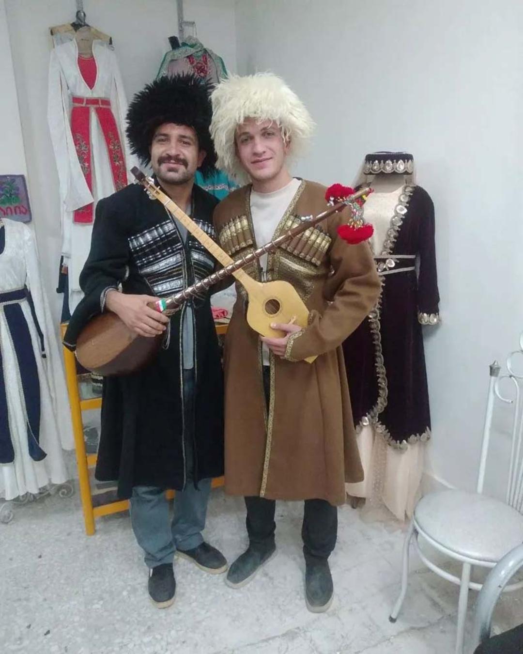 دو نوازنده گرجی در لباس سنتی