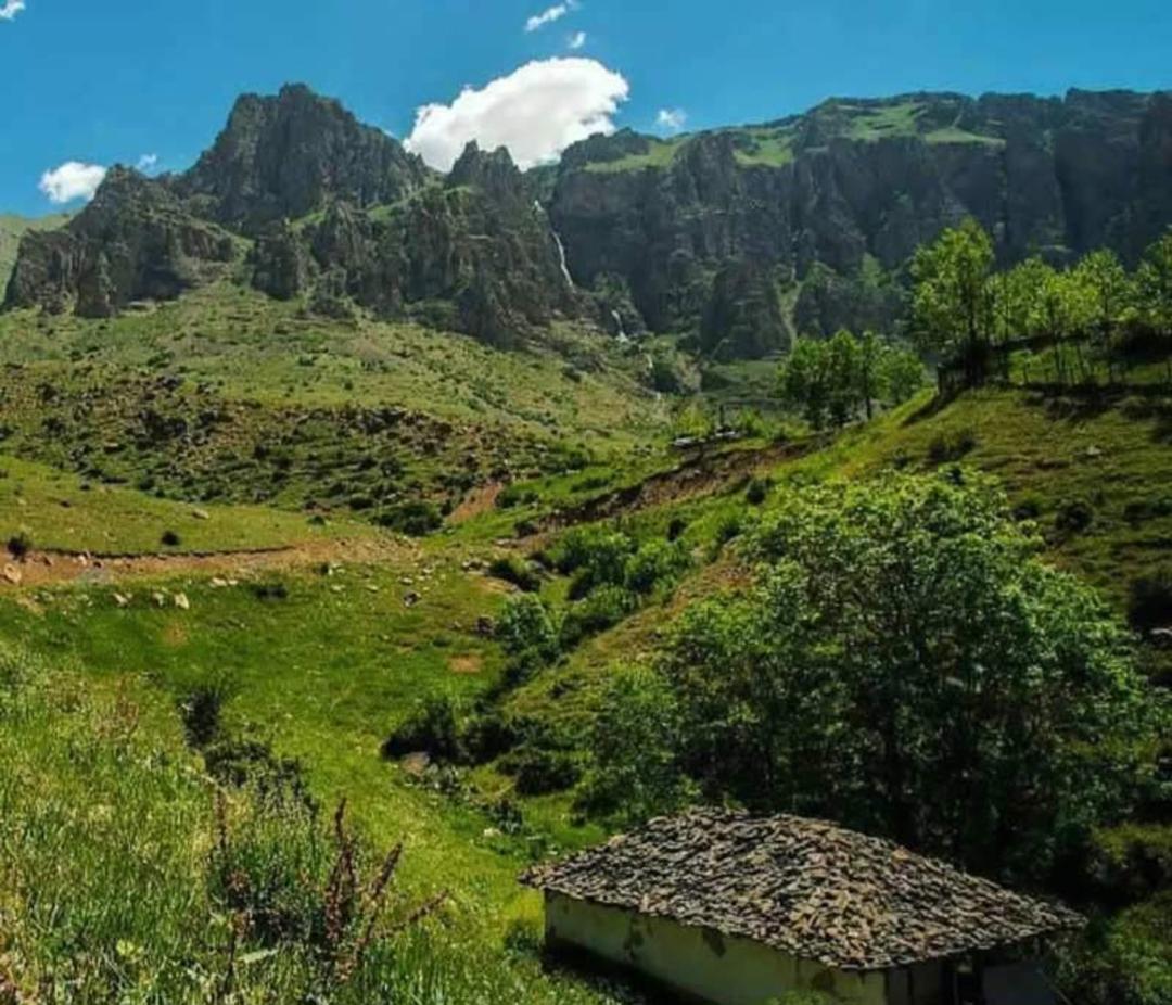 کلبه روستایی در ارتفاعات سرسبز و بکر روستای هریجان با چشم انداز کوهستان، منبع عکس: صفحه اینستاگرام marzanabadfestival، عکاس: اسماعیل احمدی