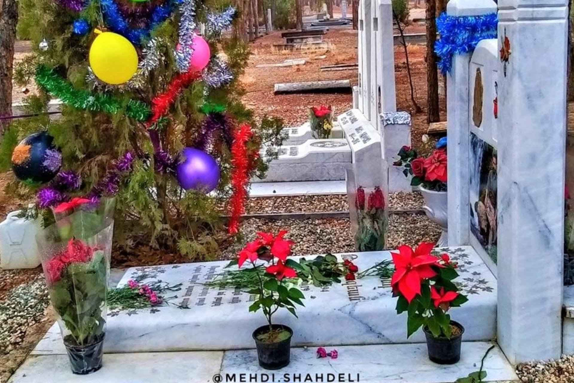 تزیینات کریسمس در قبرستان ارامنه اصفهان، منبع عکس: اینستاگرام mehdi.shahdeli@، عکاس: مهدی شاه‌دلی
