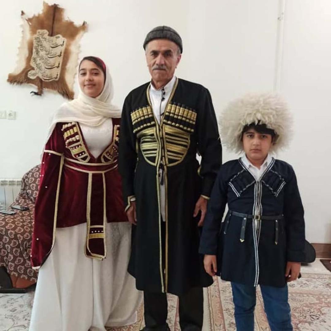 پیرمرد گرجی و نوه‌هایش در لباس سنتی