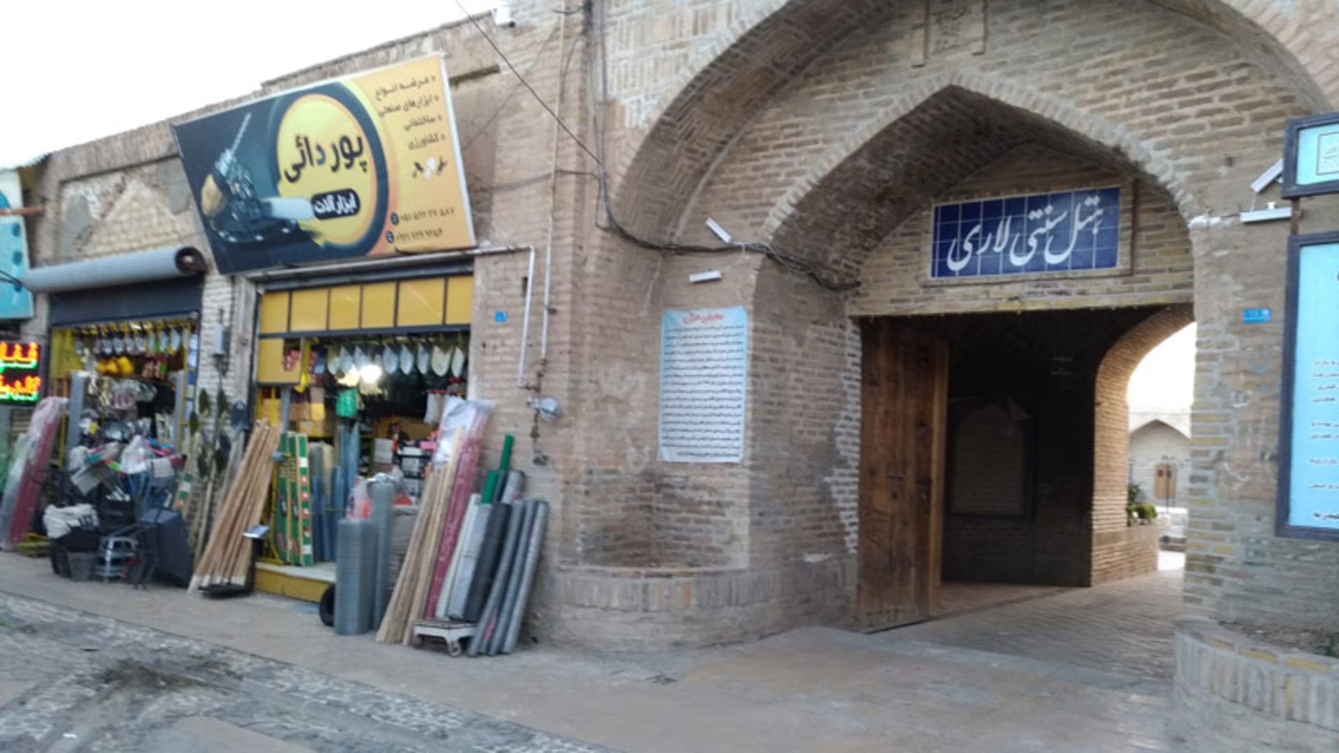 رباط لاری؛ منبع عکس: گوگل مپ؛ عکاس: علی رجبی