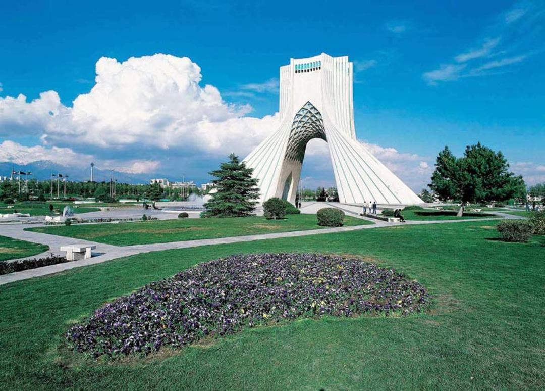 برج آزادی میان فضای سبز میدان آزادی