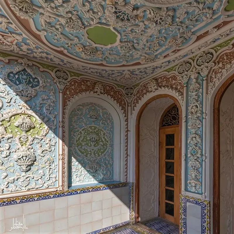 حجاری سنگی روی دیوارهای عمارت اصلی در باغ نارنجستان قوام شیراز، منبع عکس: اینستاگرام alijanlou.amin@، عکاس: امین علیجانلو
