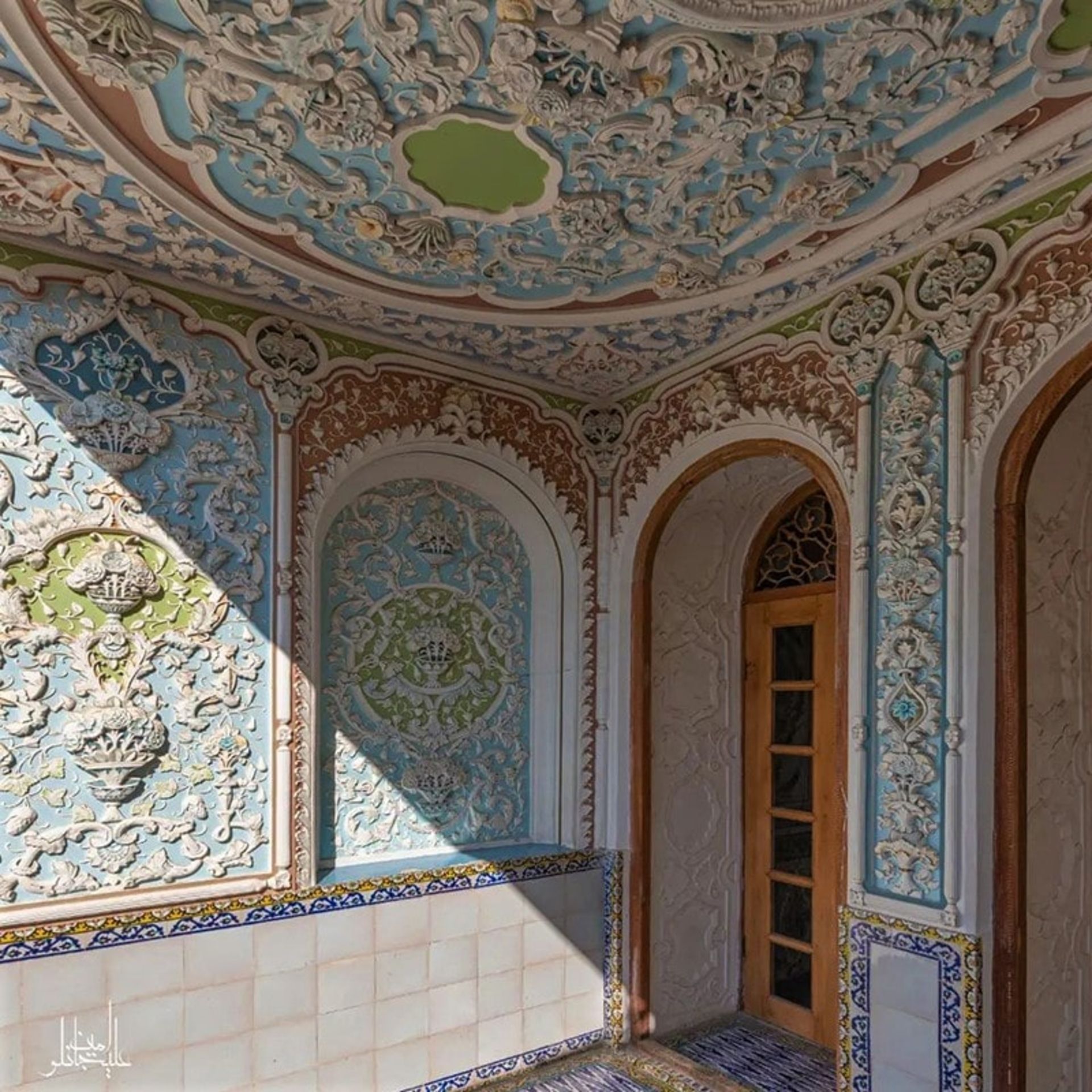 حجاری سنگی روی دیوارهای عمارت اصلی در باغ نارنجستان قوام شیراز، منبع عکس: اینستاگرام alijanlou.amin@، عکاس: امین علیجانلو