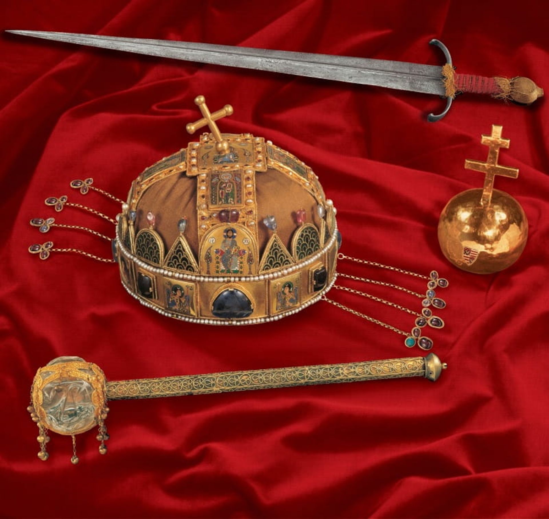 تاج مقدس مجارستان، منبع: parlament.hu