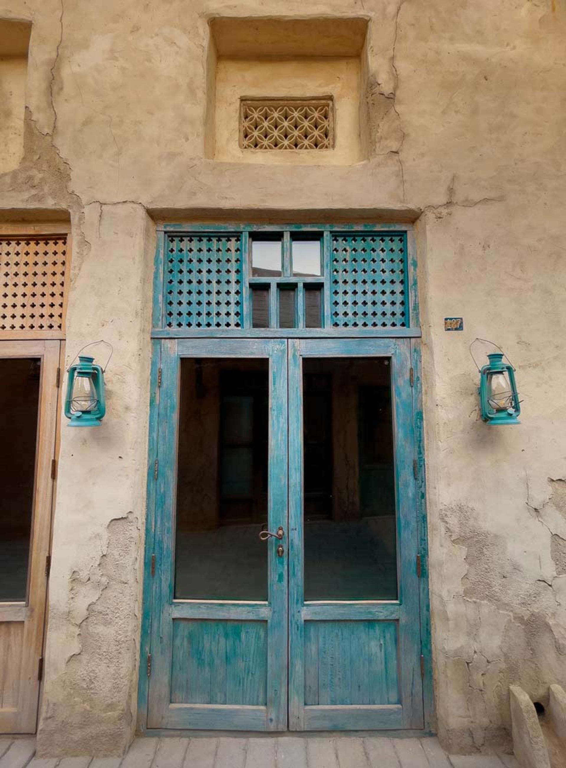 یک درب قدیمی چوبی آبی رنگ 