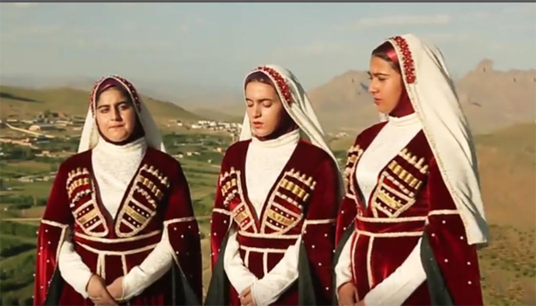زنان جوان گرجی با لباس محلی