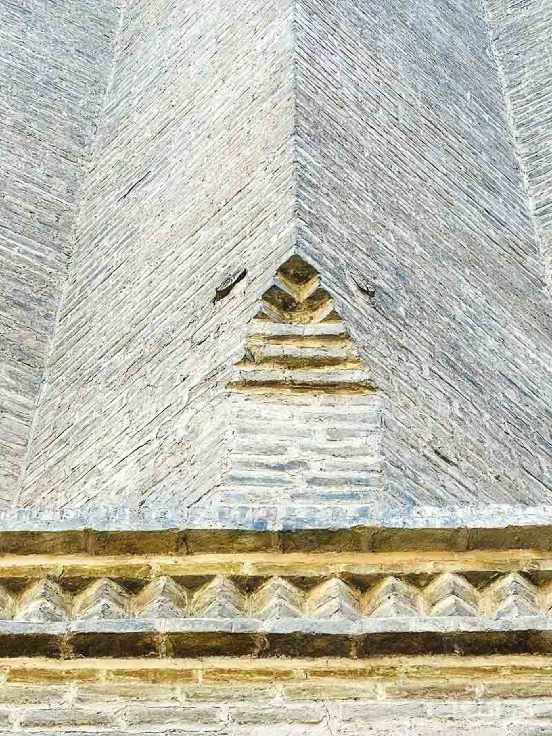 طراحی در دیوار برج طغرل شبیه بینی شیر