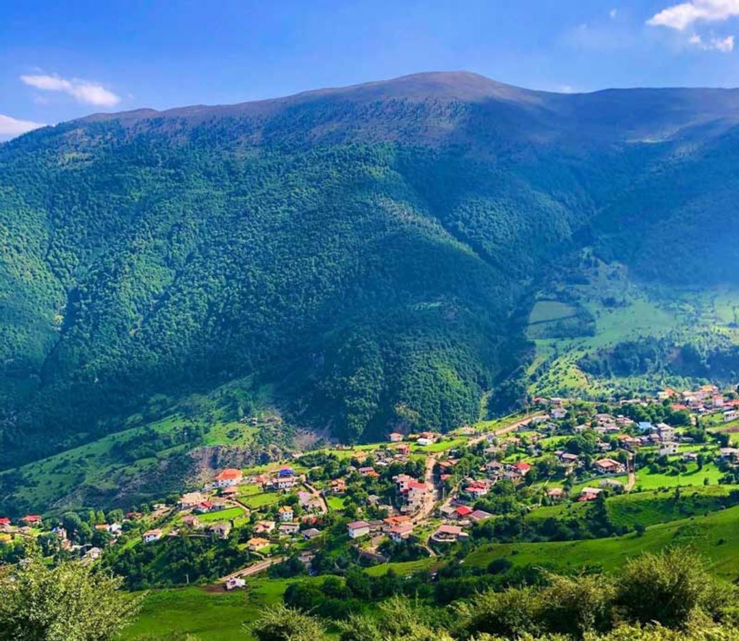 خانه های روستای فشکور در ارتفاعات سرسبز و مه گرفته کوهستانی، منبع عکس: صفحه اینستاگرام shomal_foshkour، عکاس نامشخص