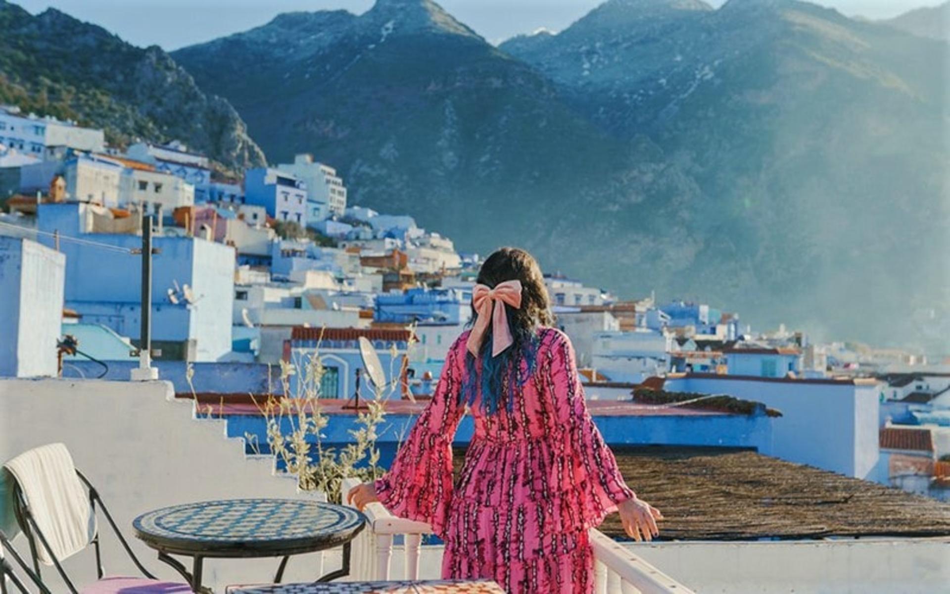 زن گردشگر در حال تماشای شفشاون مراکش، منبع عکس: flytographer.com، عکاس: نامشخص 