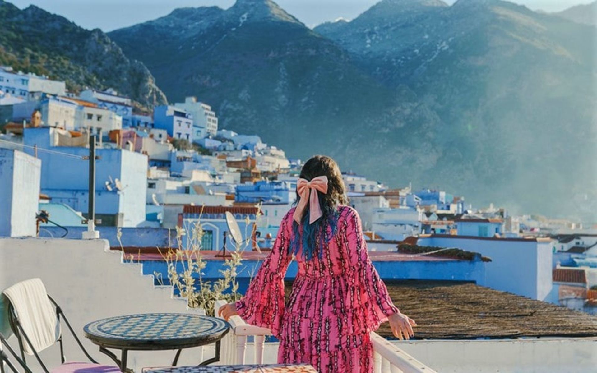 زن گردشگر در حال تماشای شفشاون مراکش، منبع عکس: flytographer.com، عکاس: نامشخص 