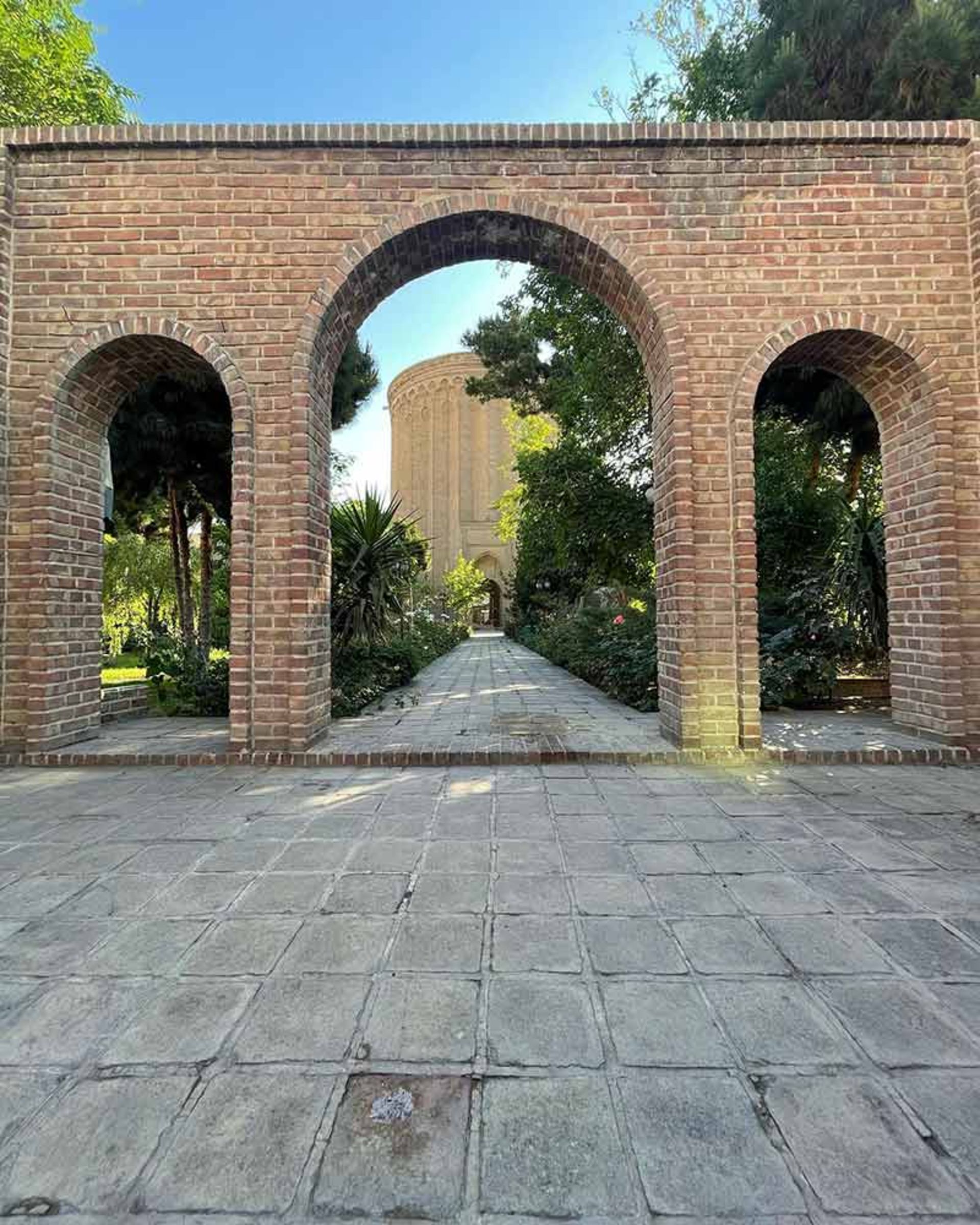 ورودی‌های طاقی شکل محوطه برج طغرل 