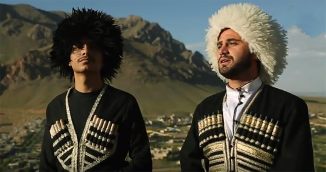 دو مرد گرجی با لباس سنتی