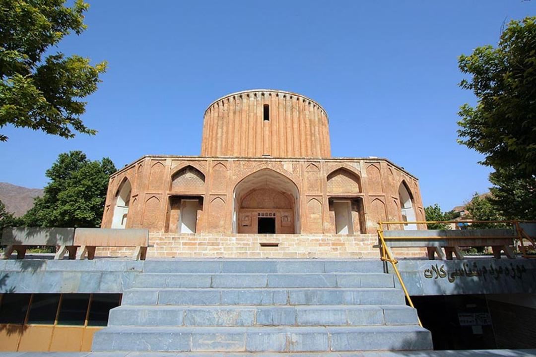 طبقات مختلف کاخ خورشید از نمای بیرون کاخ؛ منبع عکس: ویکی‌مدیا؛ عکاس: مصطفی معراجی