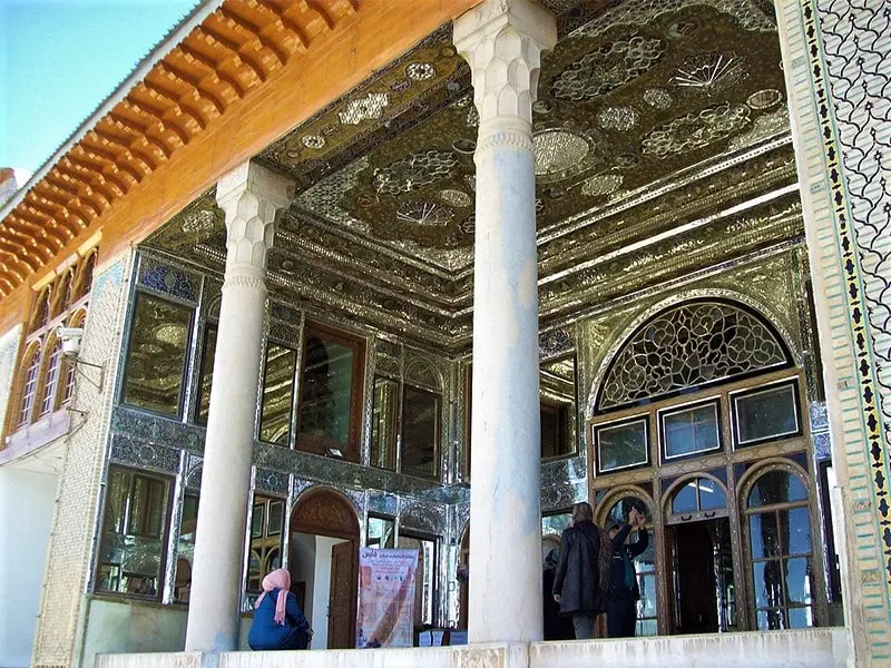 ایوان یکی از عمارت‌های نارنجستان قوام با تزیینات آینه‌کاری، منبع عکس: tripadvisor.com، عکاس: Fariborz Z